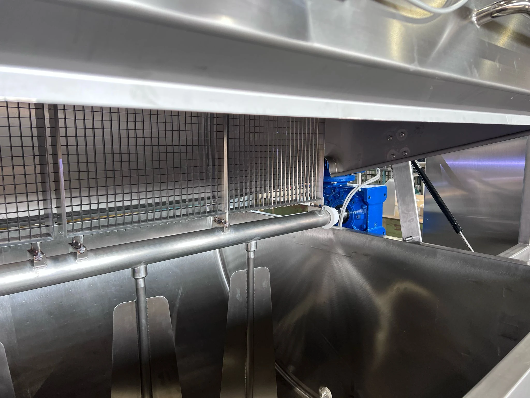 CASEUS Coagulation Vat — interior: agitation paddles and motor